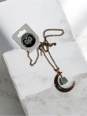 🫶🏻 Gold-Tone Crescent Moon Pendant Necklace with Green Agate Stone Accent